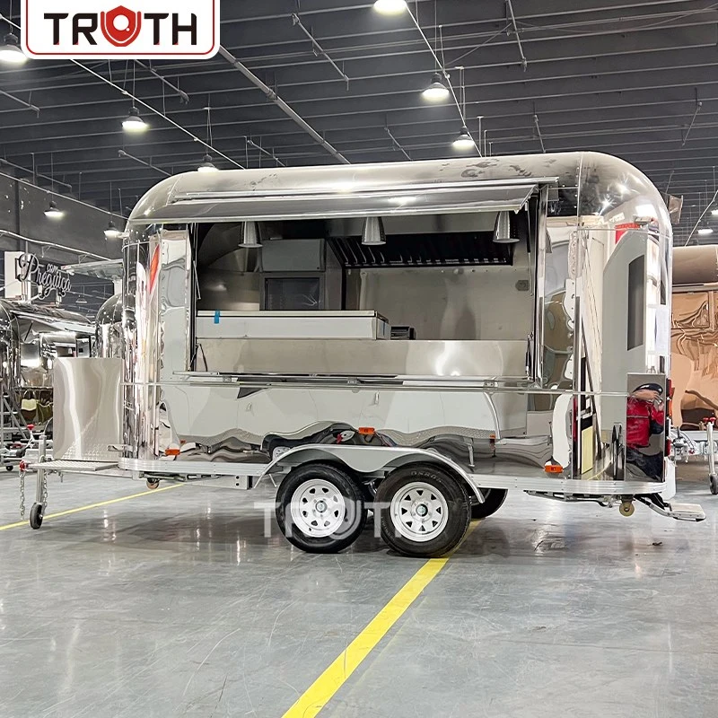 Камион за храна в стил Airstream във Франция: Ремарке за бързо хранене от неръждаема стомана, създадено за стил и обслужване